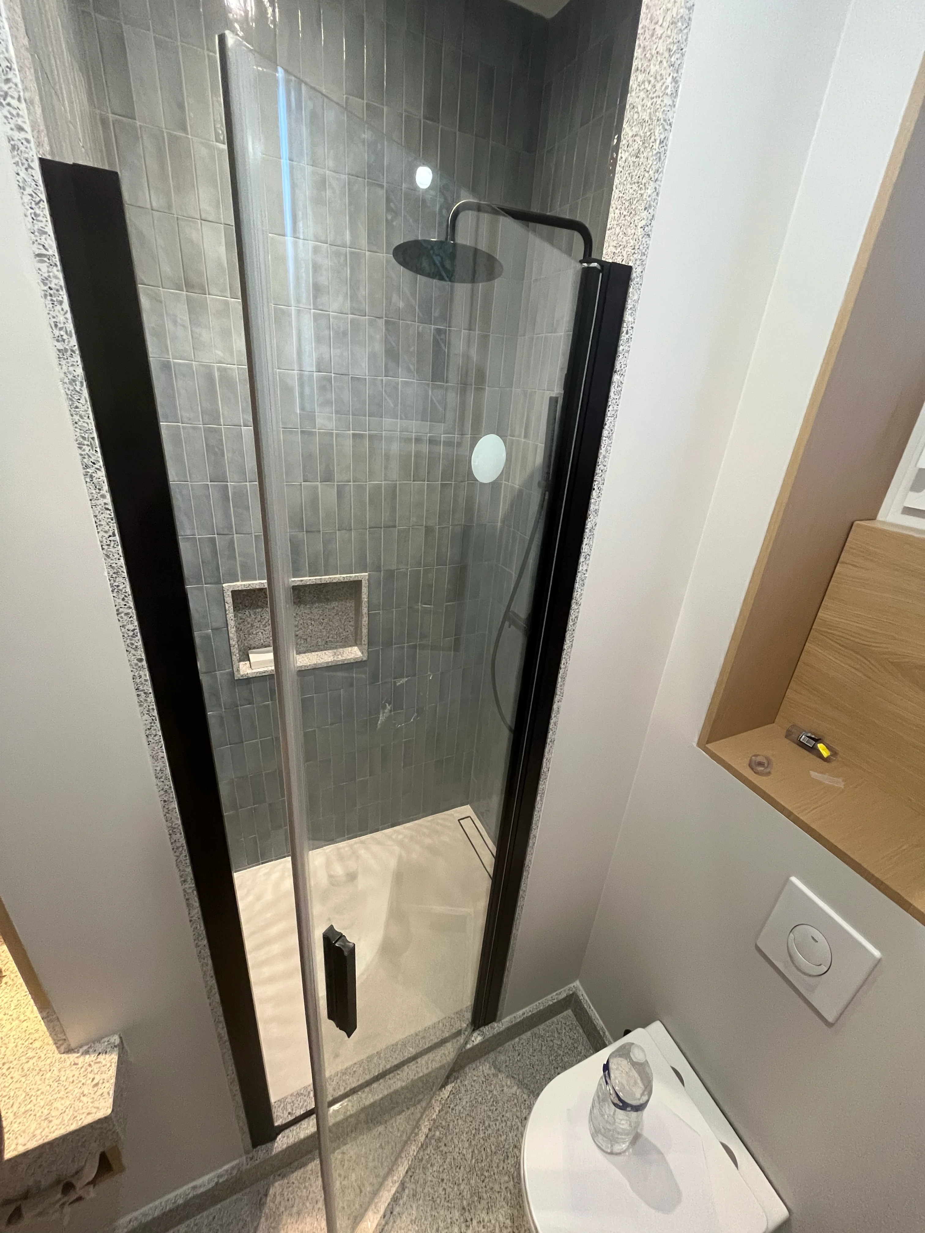 Douche avec colonne et paroi vitrée
