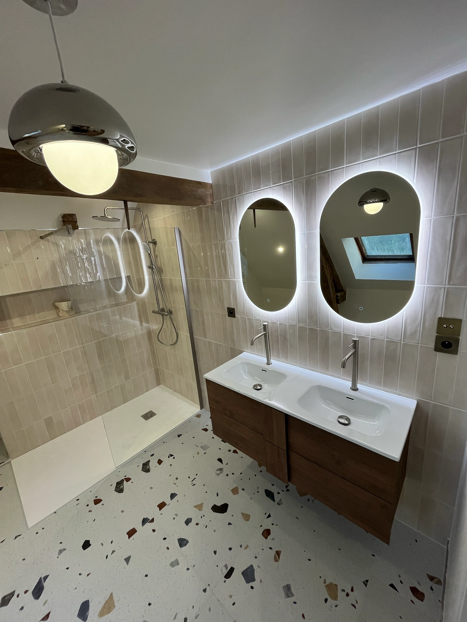 Double vasque et miroirs LED rétroéclairés — salle de bain