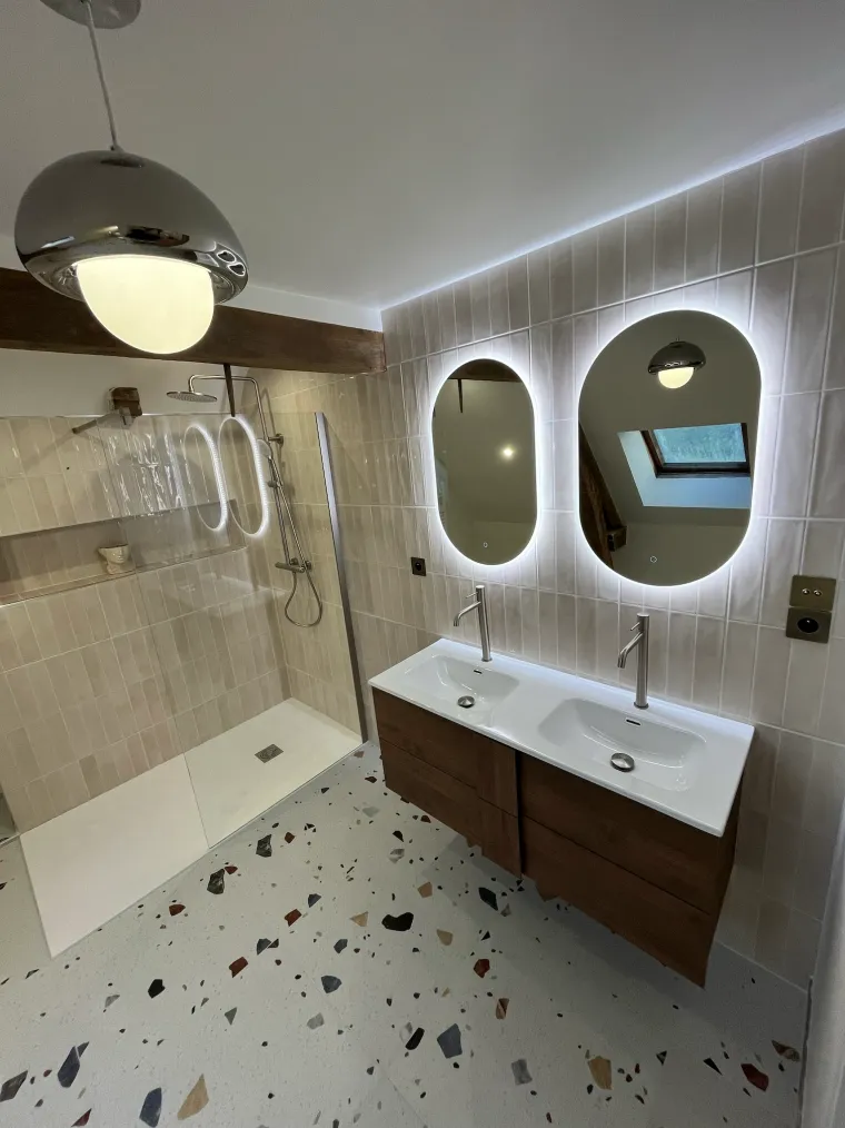 Rénovation salle de bain design à Rennes — double vasque et miroirs LED